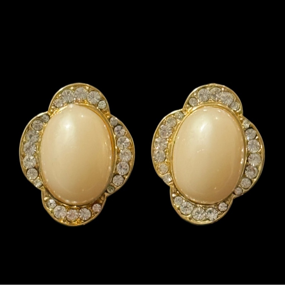 ✨Beautiful VTG Pearl Clip On Earrings w Gold Trim